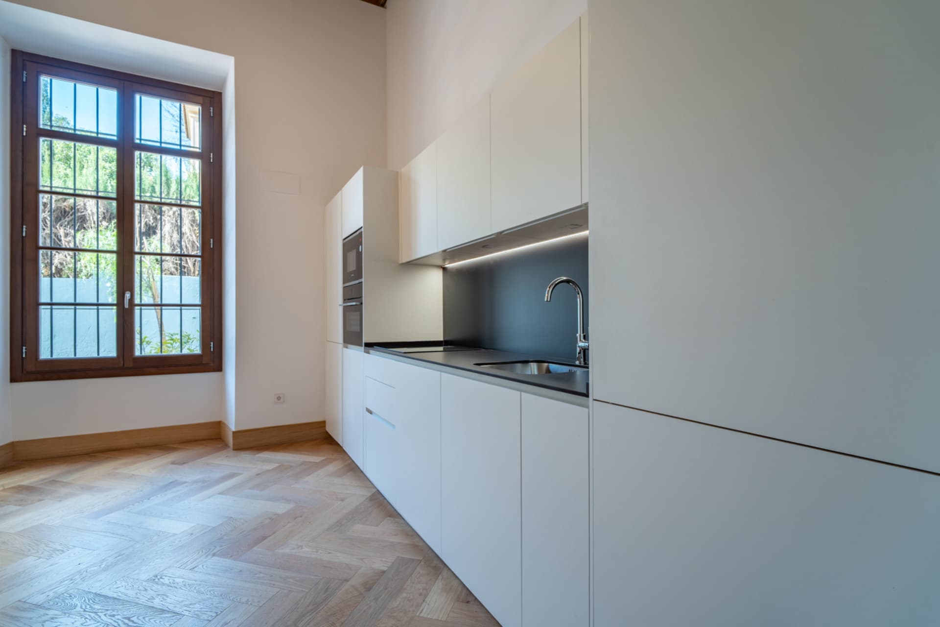 We present an exclusive studio apartment with a full bathroom, located in one of the most distinguished promotions in Malaga.