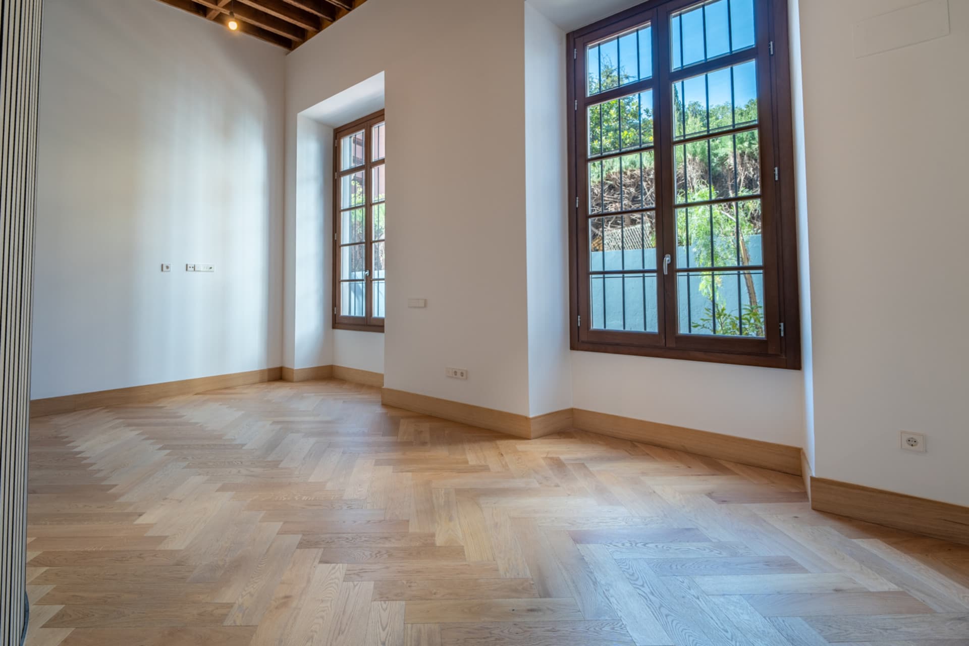 We present an exclusive studio apartment with a full bathroom, located in one of the most distinguished promotions in Malaga.