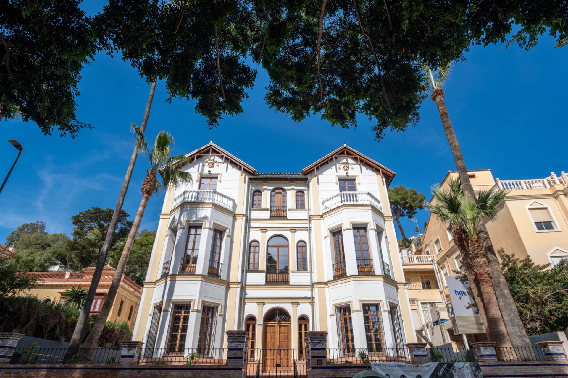 We present an exclusive one bedroom apartment, a bathroom and a toilet, located in one of the most distinguished promotions in Malaga.