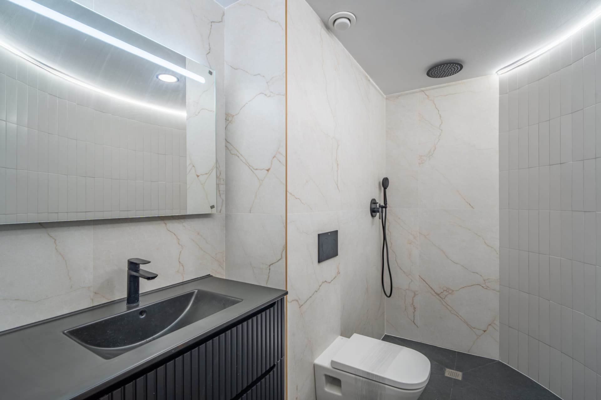 We present an exclusive one bedroom apartment, a bathroom and a toilet, located in one of the most distinguished promotions in Malaga.