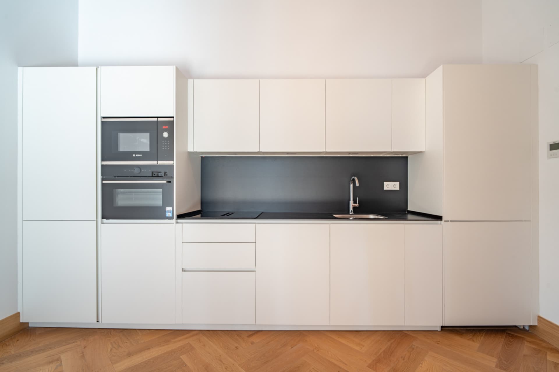 We present an exclusive one bedroom apartment, a bathroom and a toilet, located in one of the most distinguished promotions in Malaga.