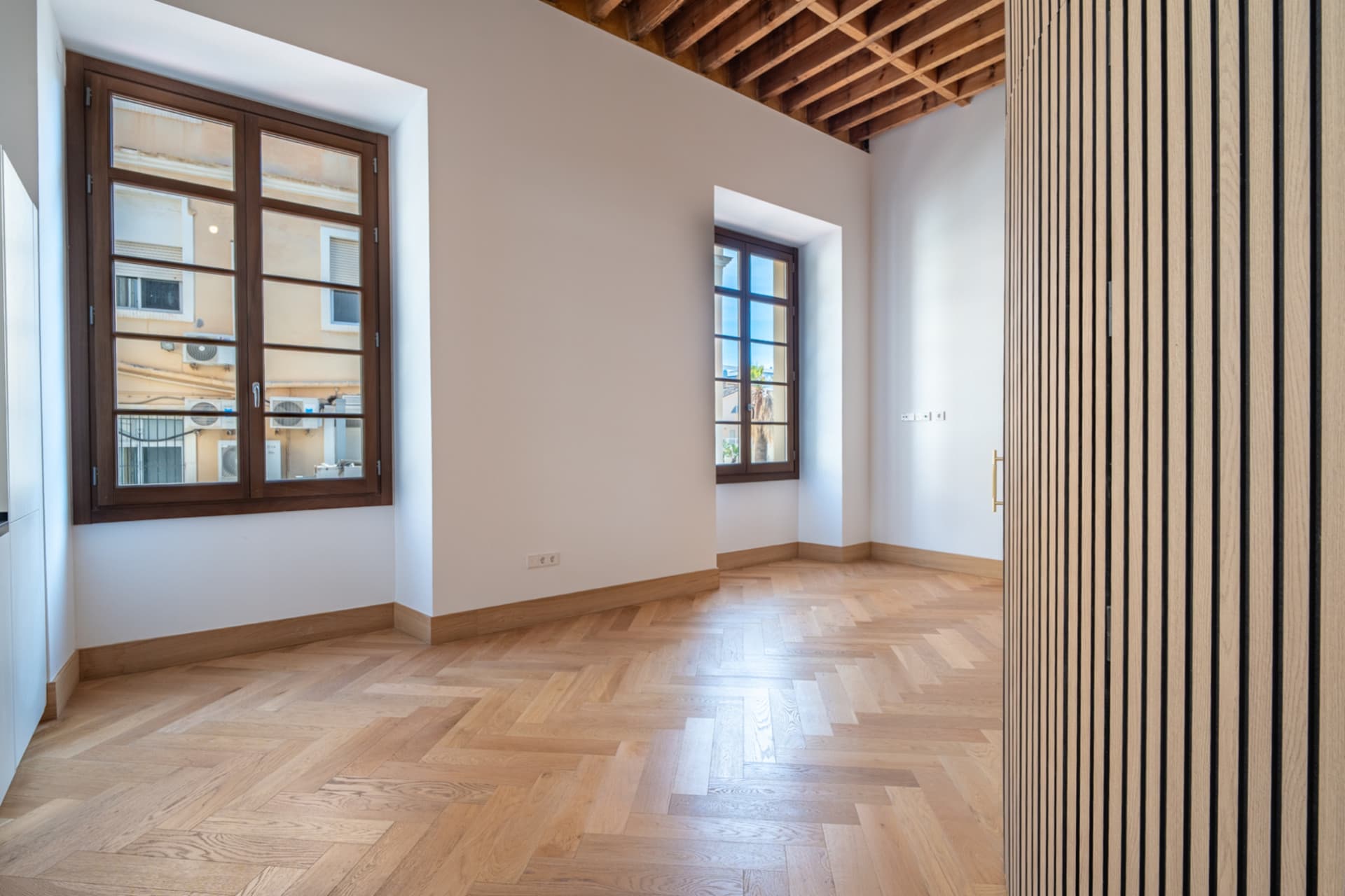 We present an exclusive studio apartment with a full bathroom, located in one of the most distinguished promotions in Malaga.