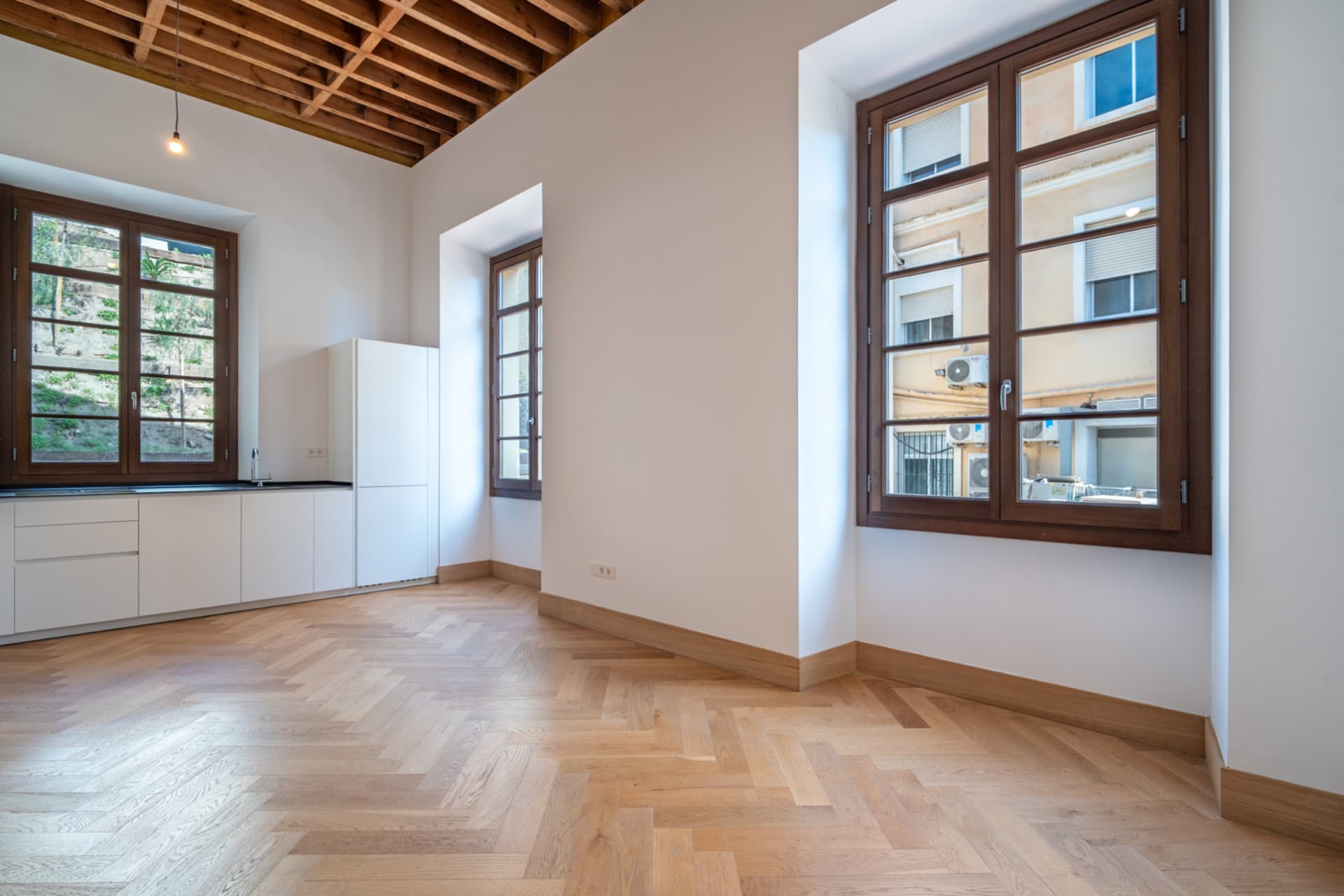 We present an exclusive studio apartment with a full bathroom, located in one of the most distinguished promotions in Malaga.