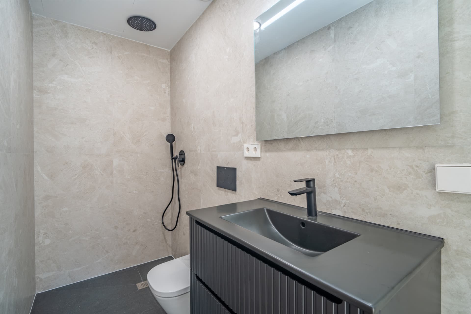 We present an exclusive studio apartment with a full bathroom, located in one of the most distinguished promotions in Malaga.