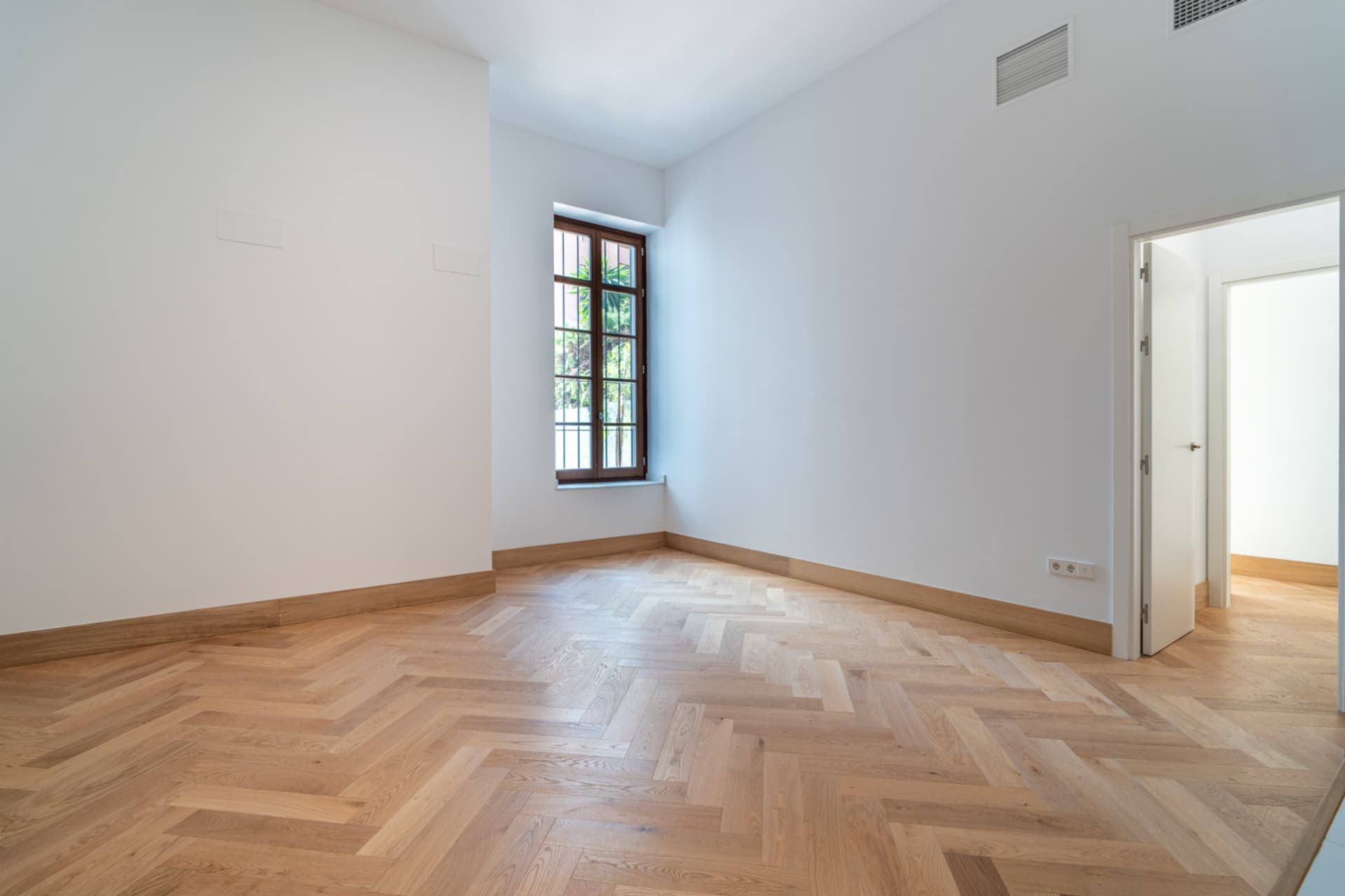 We present an exclusive studio apartment with a full bathroom, located in one of the most distinguished promotions in Malaga.