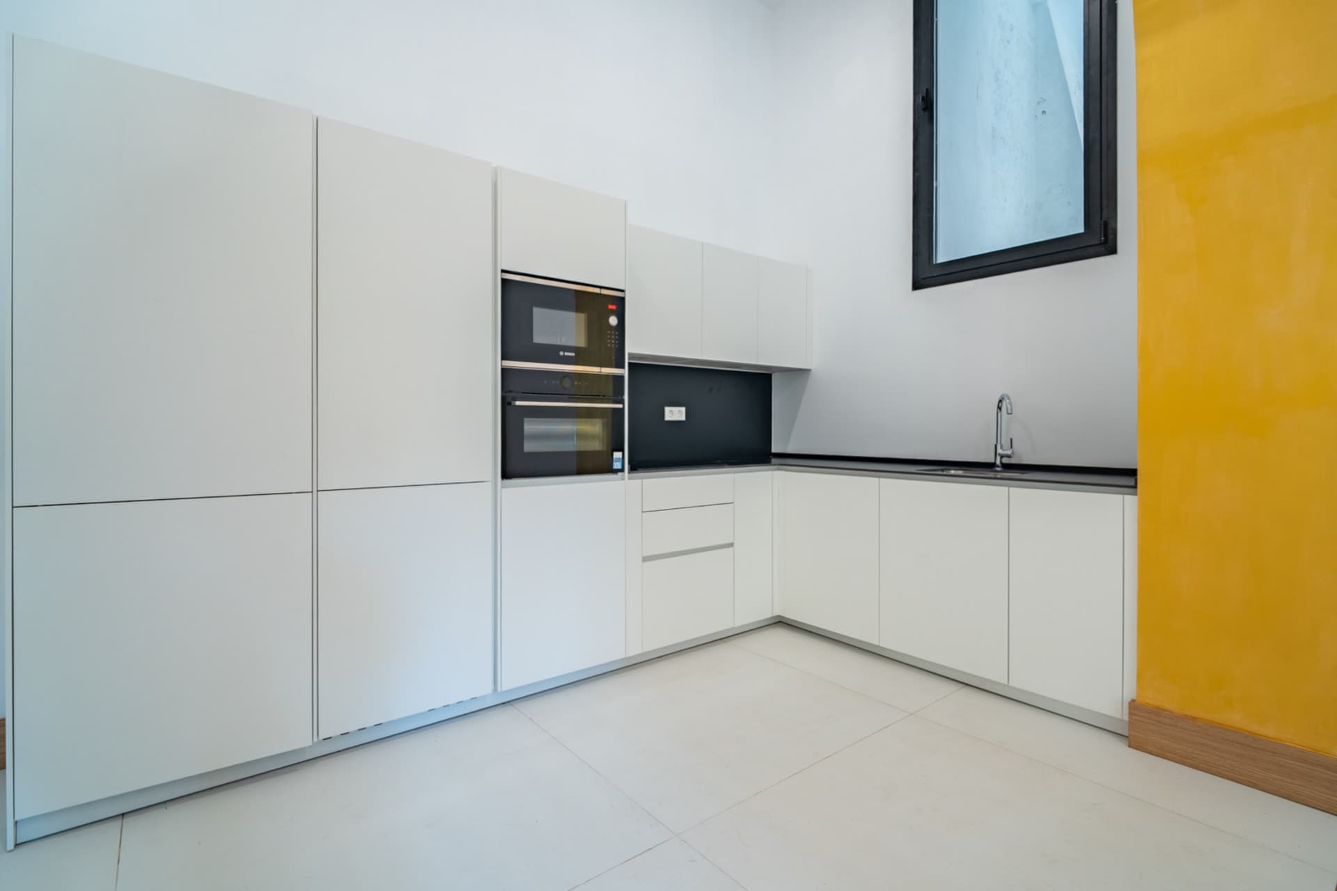 We present an exclusive studio apartment with a full bathroom, located in one of the most distinguished promotions in Malaga.