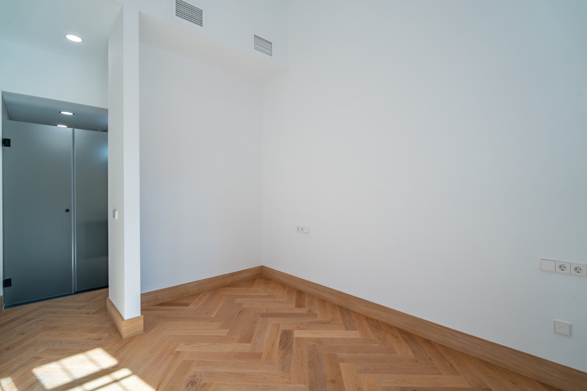 We present an exclusive studio apartment with a full bathroom, located in one of the most distinguished promotions in Malaga.