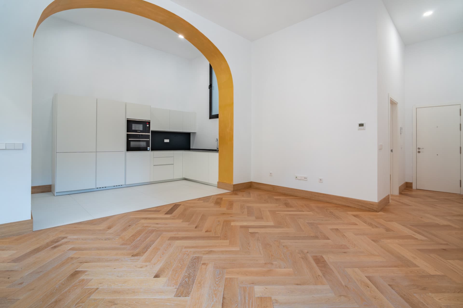 We present an exclusive studio apartment with a full bathroom, located in one of the most distinguished promotions in Malaga.