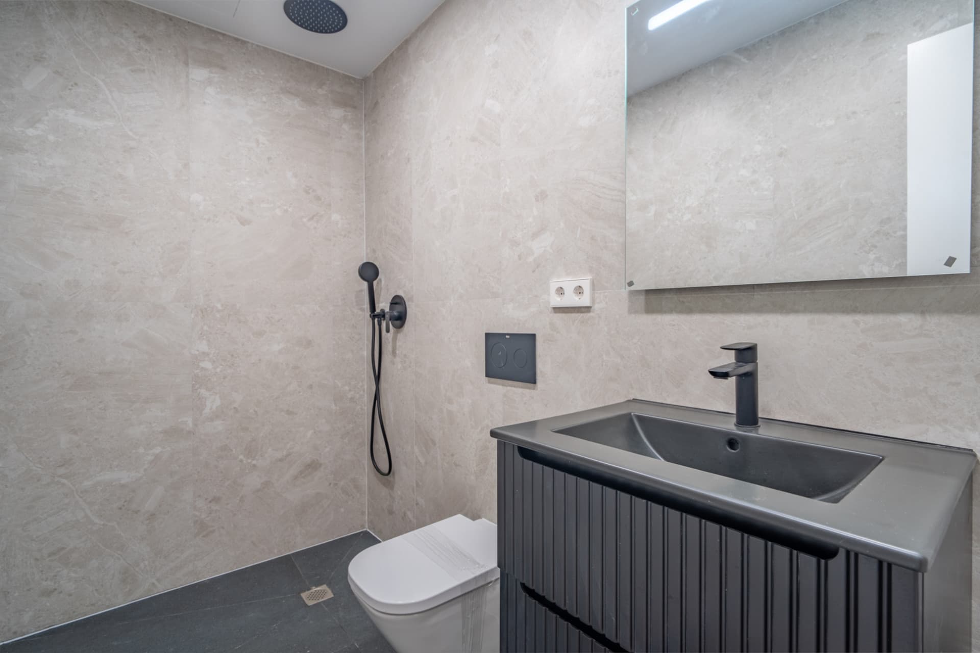We present an exclusive studio apartment with a full bathroom, located in one of the most distinguished promotions in Malaga.