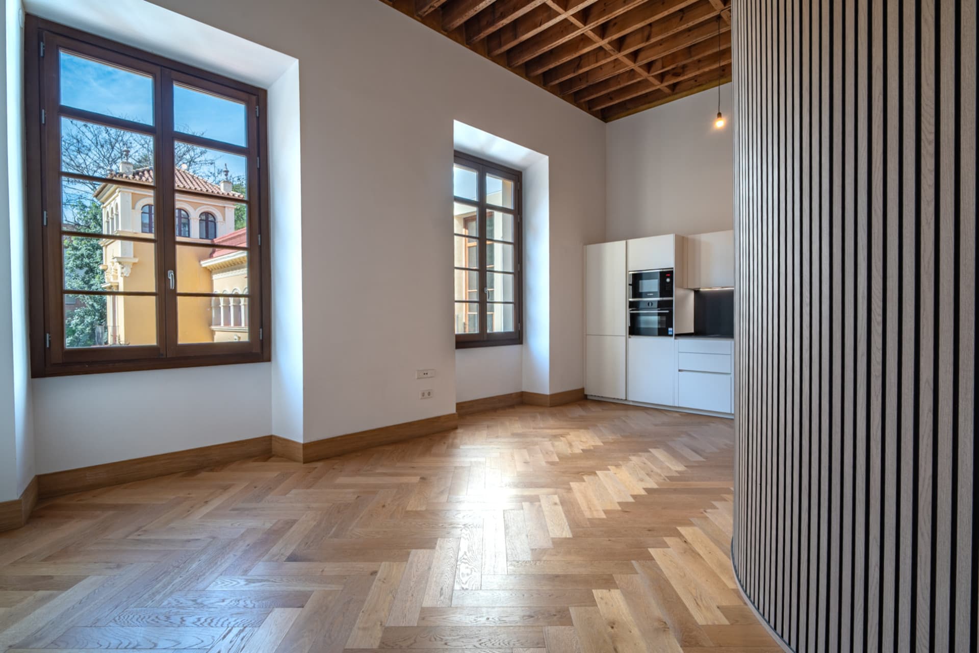 We present an exclusive studio apartment with a full bathroom, located in one of the most distinguished promotions in Malaga.