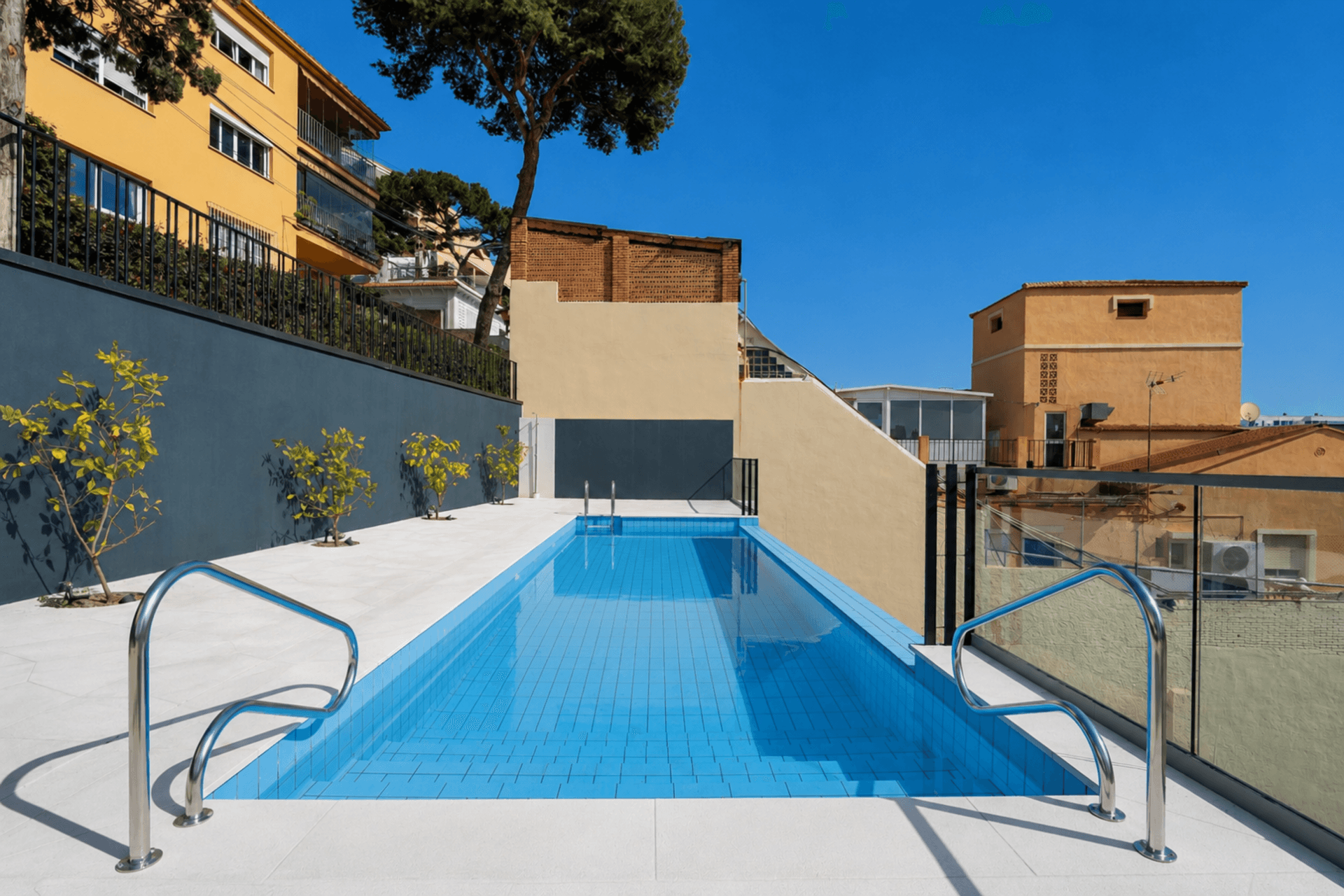 We present an exclusive one bedroom apartment, a bathroom and a toilet, located in one of the most distinguished promotions in Malaga.
