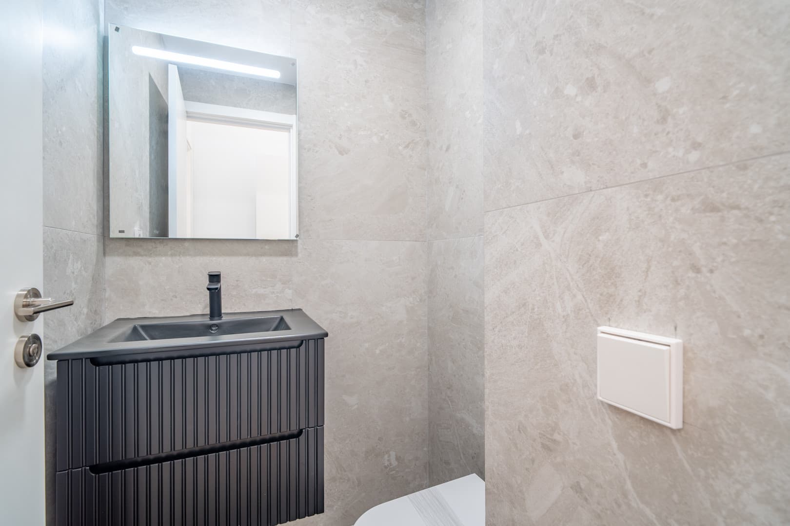 We present an exclusive one bedroom apartment, a bathroom and a toilet, located in one of the most distinguished promotions in Malaga.
