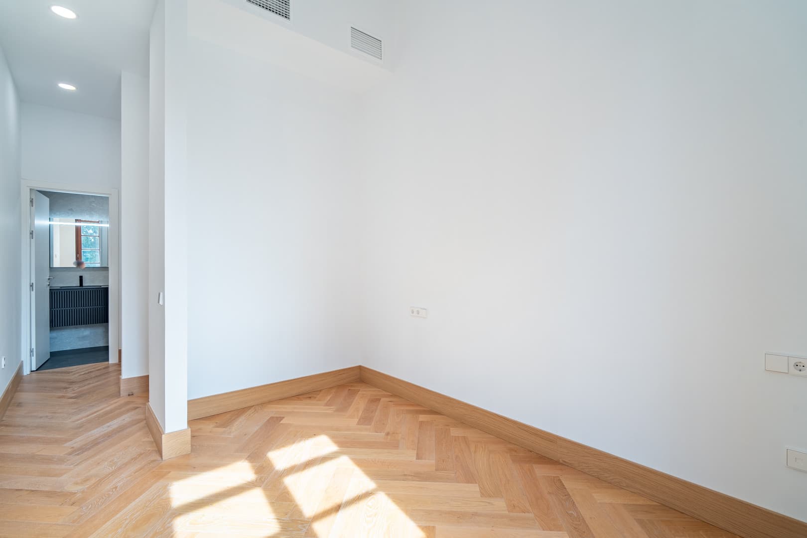 We present an exclusive one bedroom apartment, a bathroom and a toilet, located in one of the most distinguished promotions in Malaga.