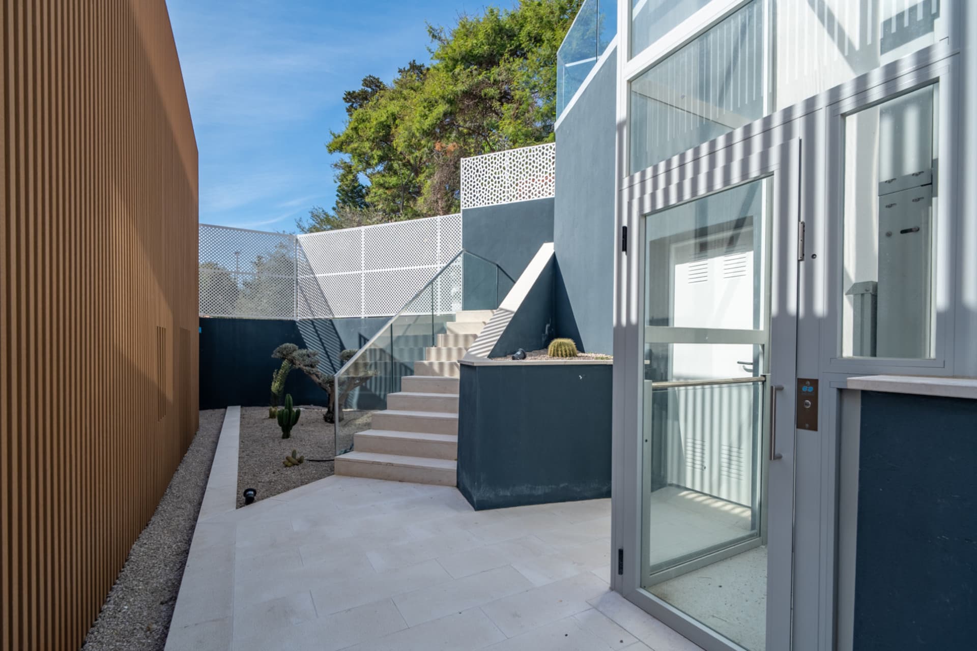 We present an exclusive one bedroom apartment, a bathroom and a toilet, located in one of the most distinguished promotions in Malaga.