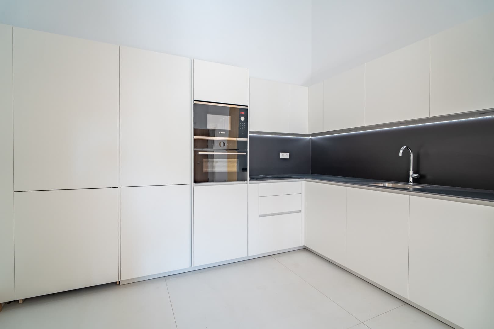 We present an exclusive one bedroom apartment, a bathroom and a toilet, located in one of the most distinguished promotions in Malaga.