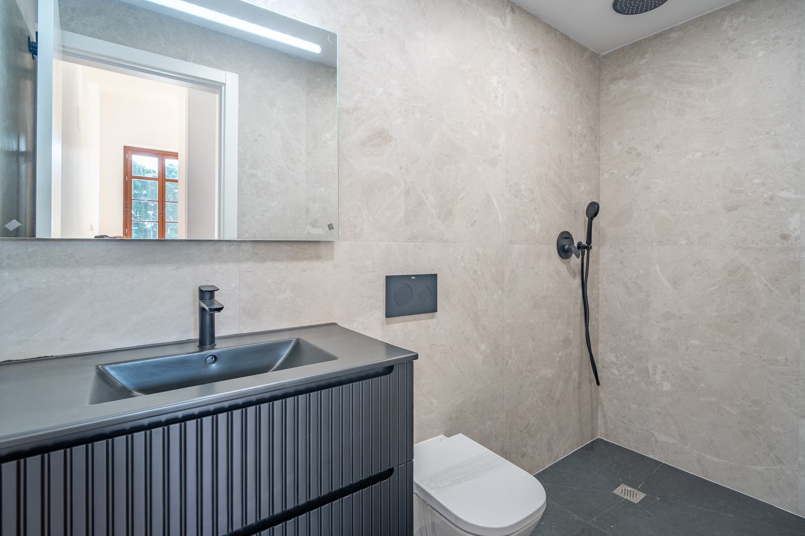 We present an exclusive one bedroom apartment, a bathroom and a toilet, located in one of the most distinguished promotions in Malaga.