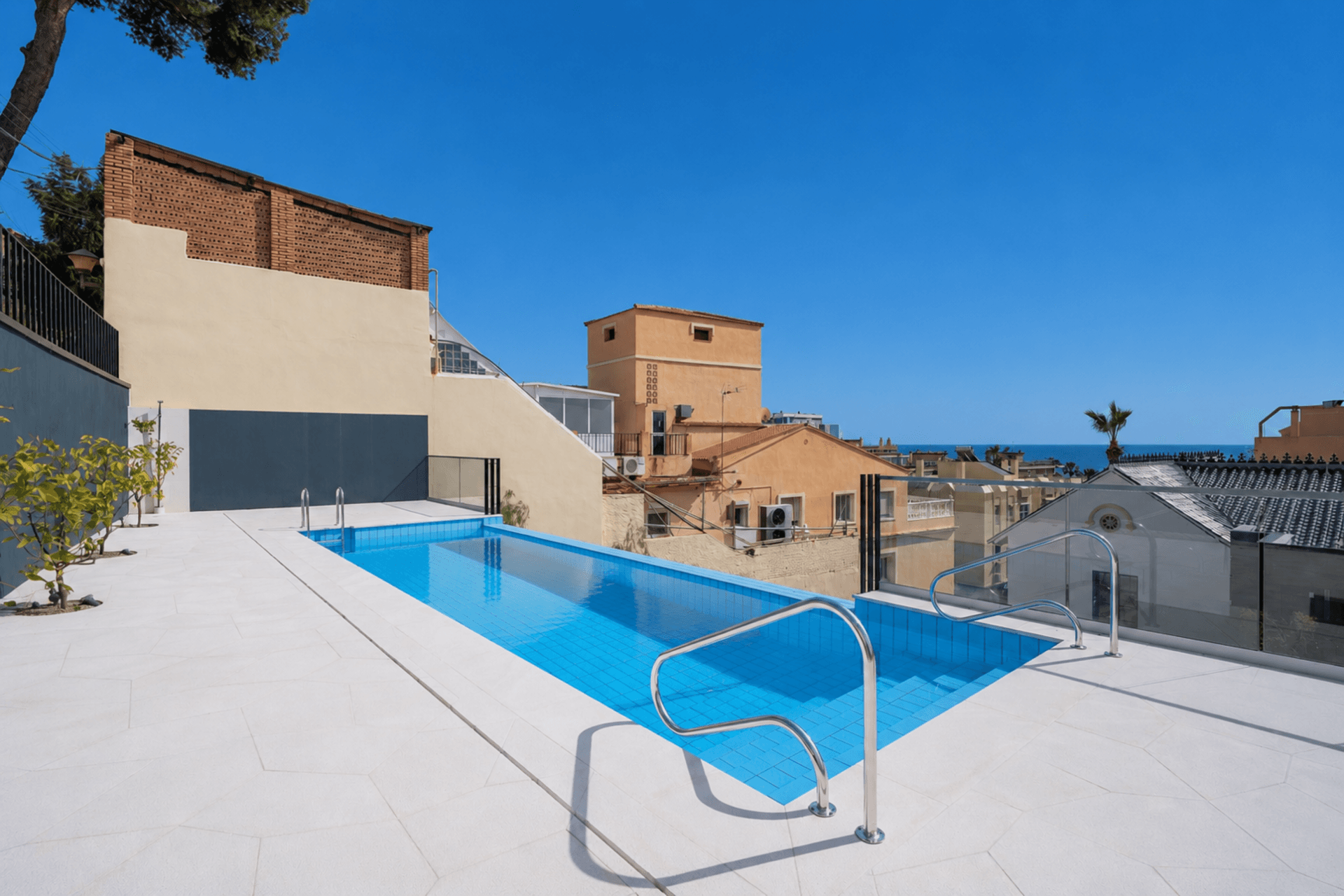 We present an exclusive one bedroom apartment, a bathroom and a toilet, located in one of the most distinguished promotions in Malaga.