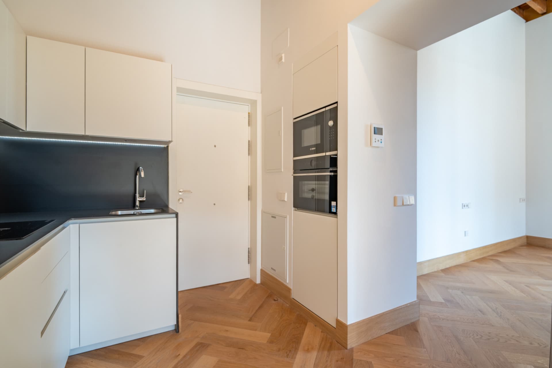 We present an exclusive studio with full bathroom, located in one of the most prestigious promotions in Malaga.