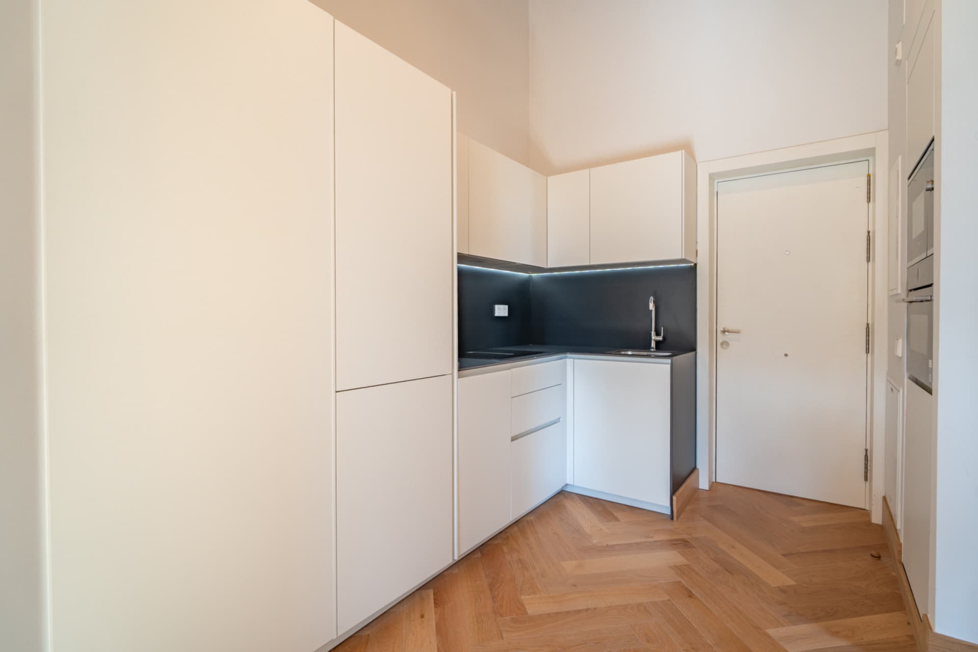 We present an exclusive studio with full bathroom, located in one of the most prestigious promotions in Malaga.