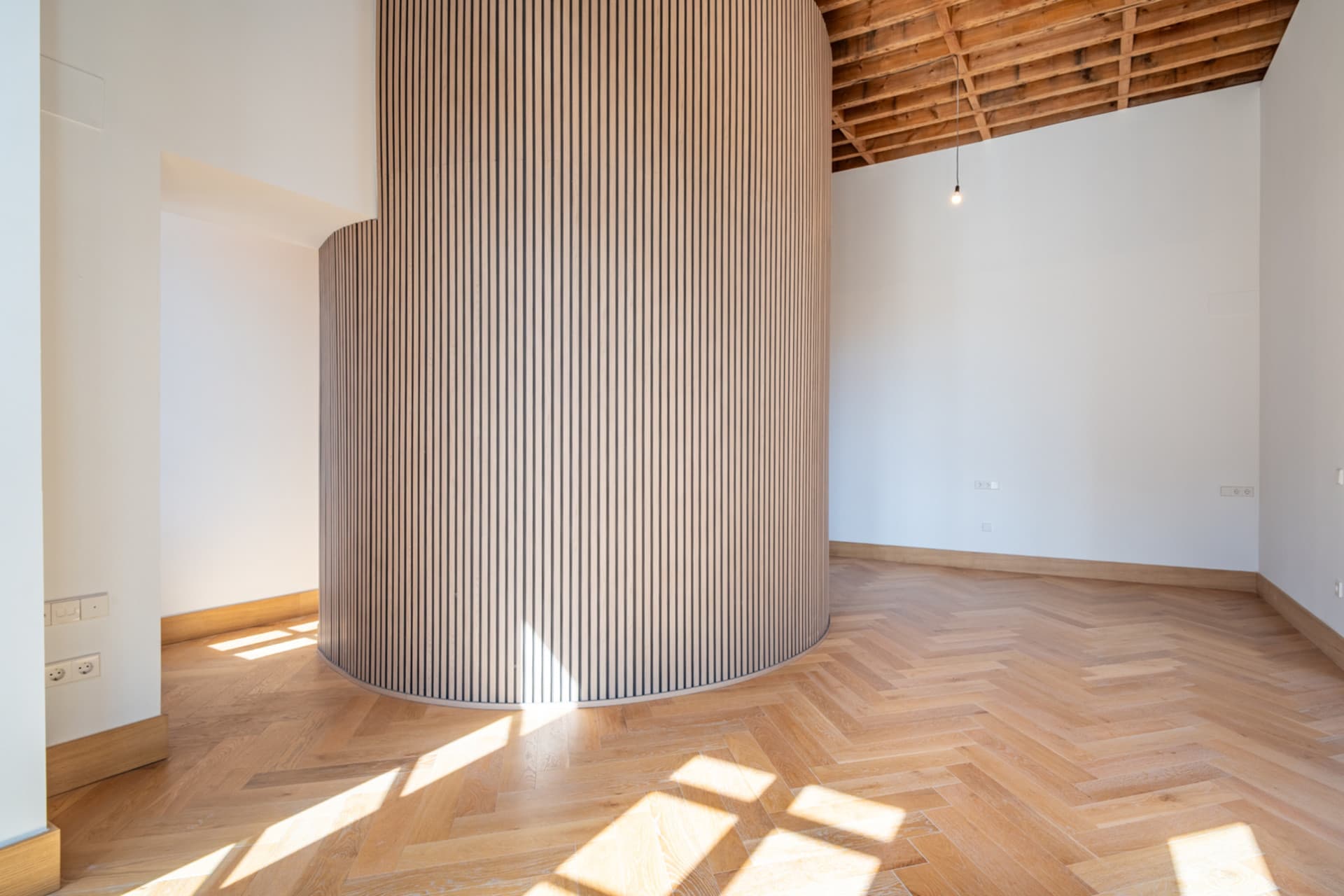We present an exclusive studio with full bathroom, located in one of the most prestigious promotions in Malaga.