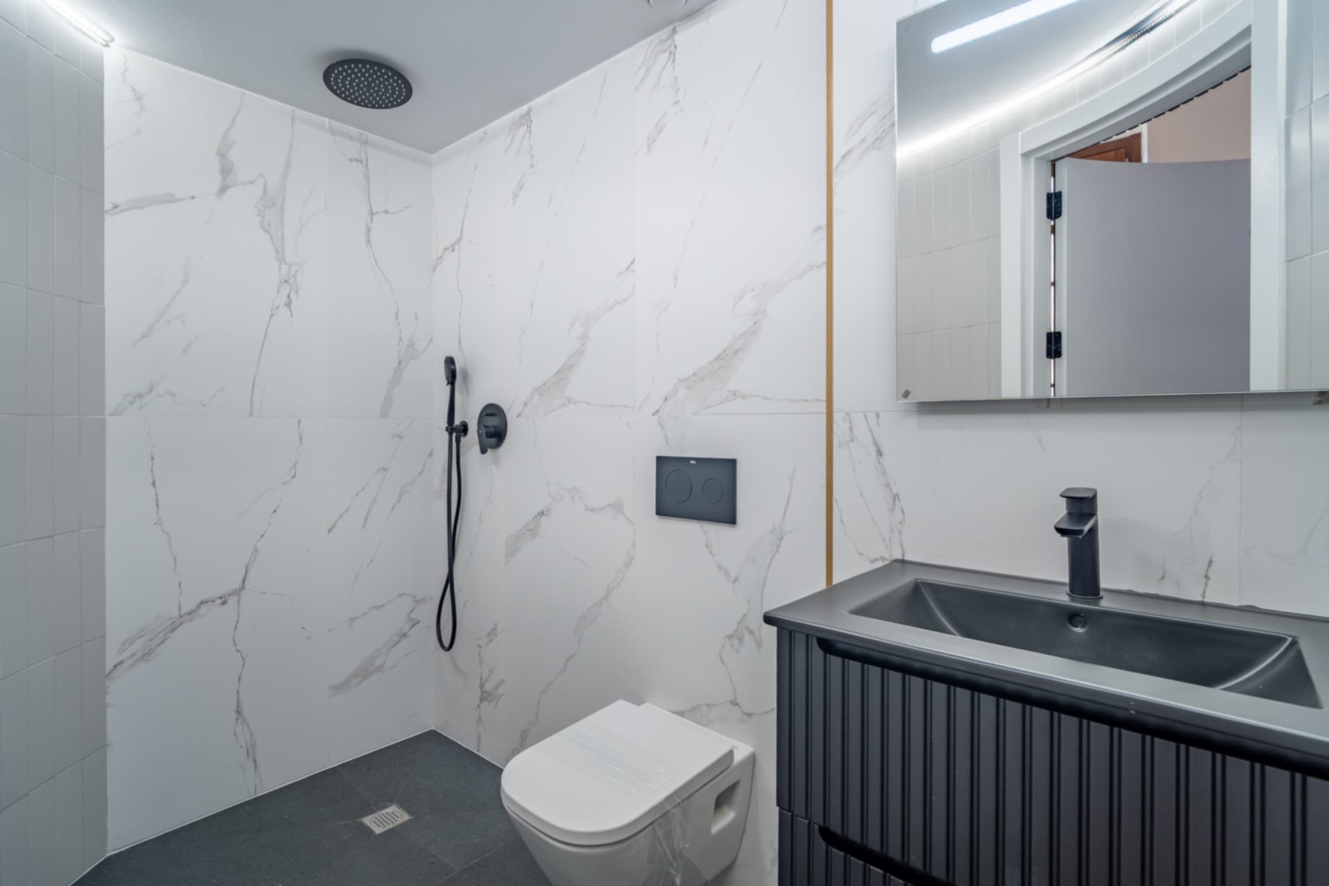 We present an exclusive studio with full bathroom, located in one of the most prestigious promotions in Malaga.