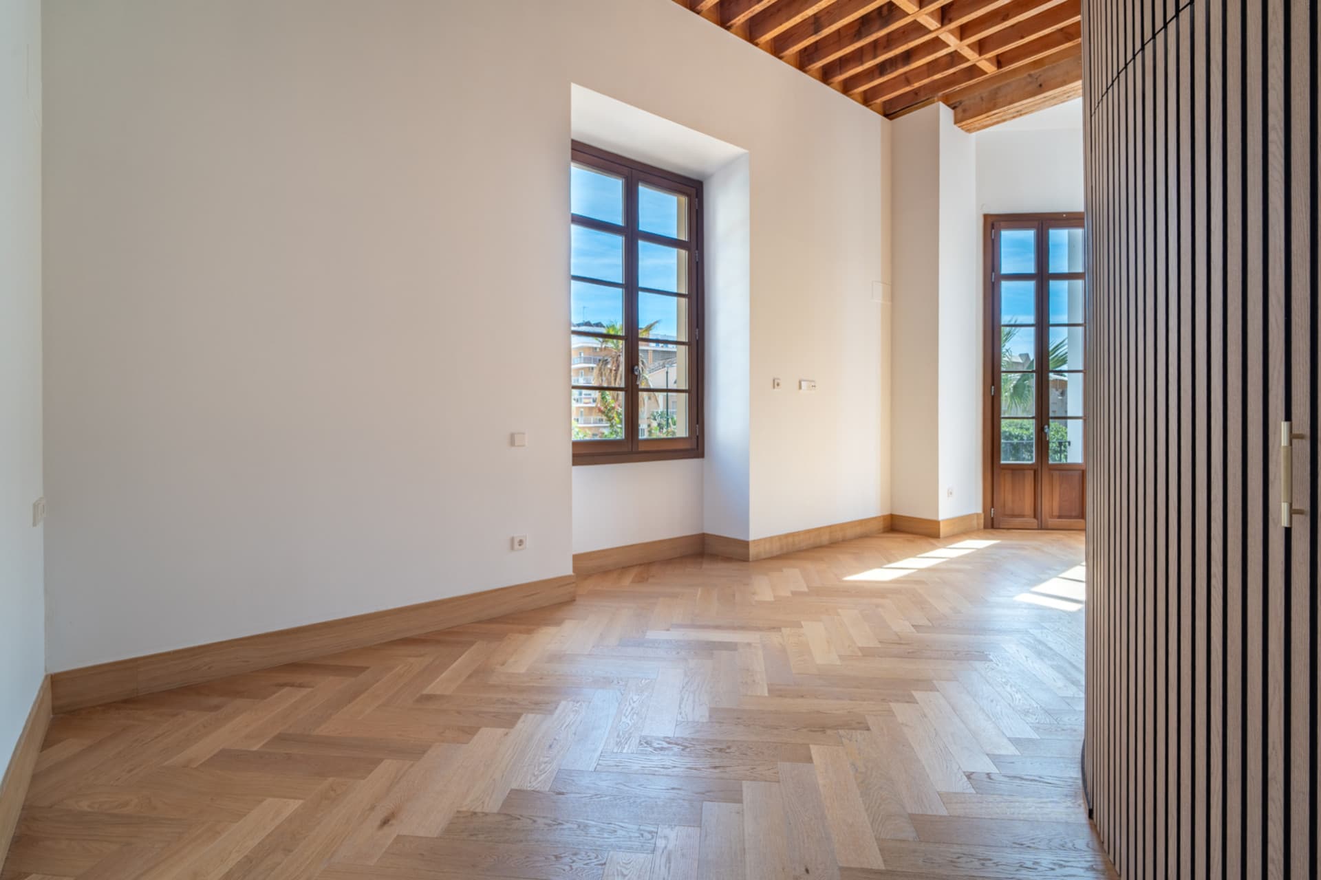 We present an exclusive studio with full bathroom, located in one of the most prestigious promotions in Malaga.