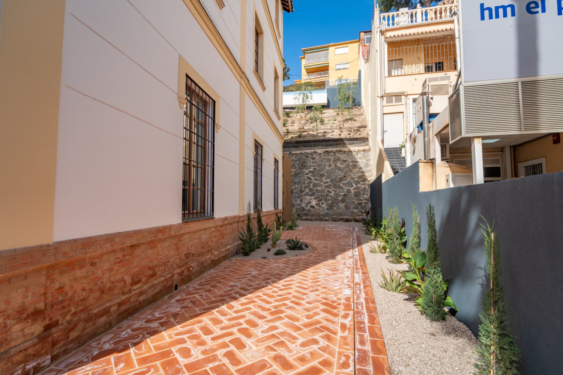 We present an exclusive studio with full bathroom, located in one of the most prestigious promotions in Malaga.