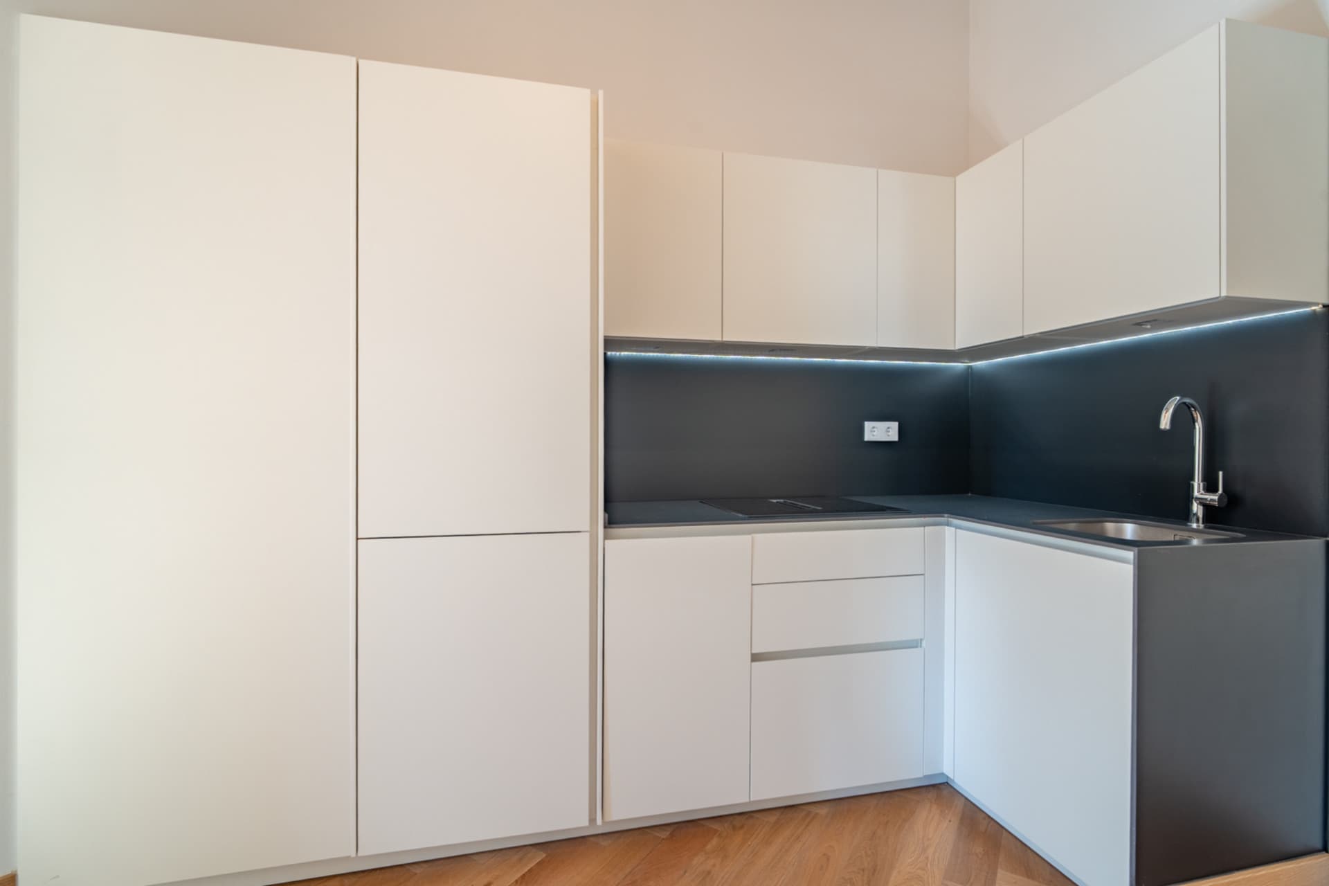We present an exclusive studio with full bathroom, located in one of the most prestigious promotions in Malaga.