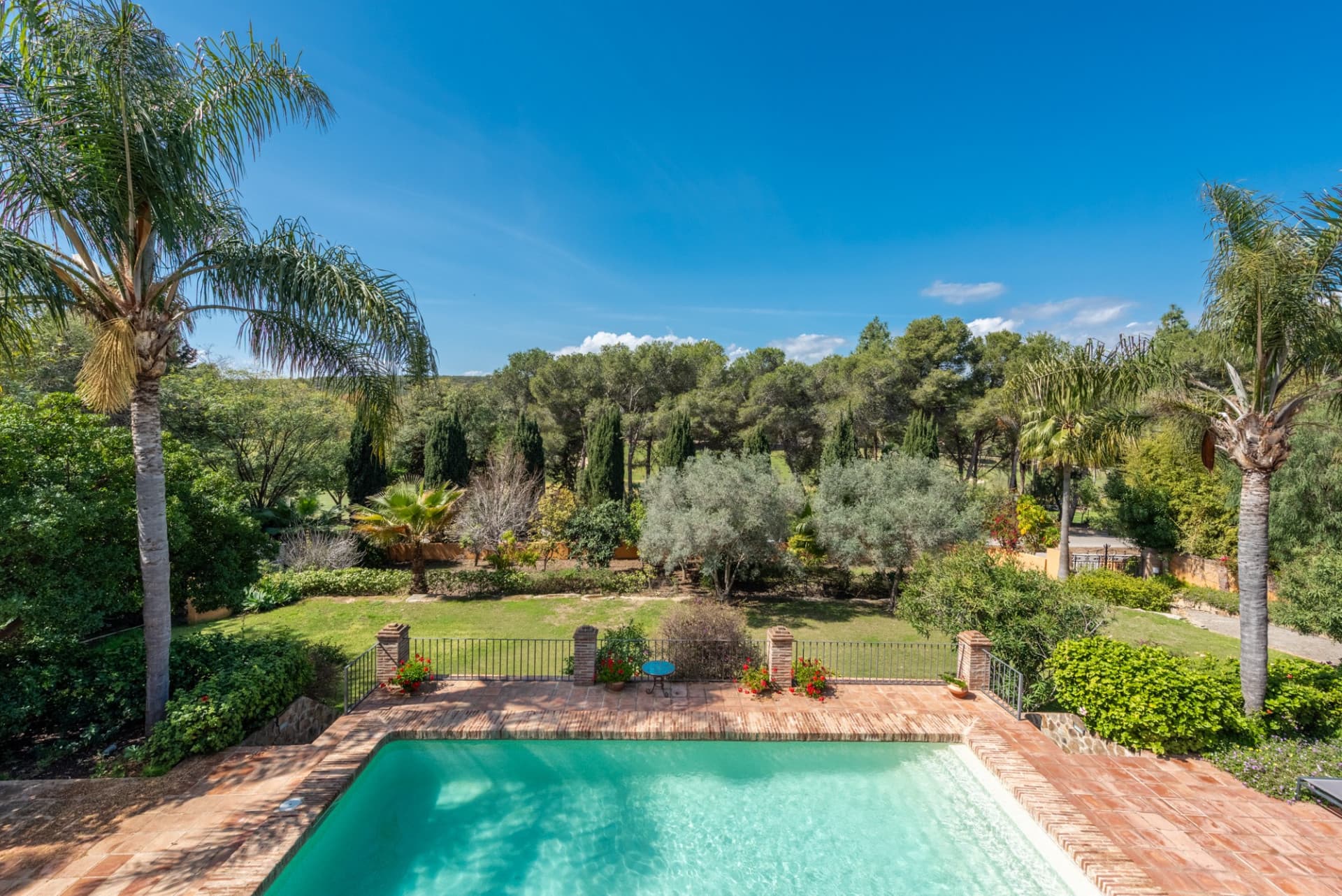 Elegante casa andaluza con vistas al golf en El Paraíso