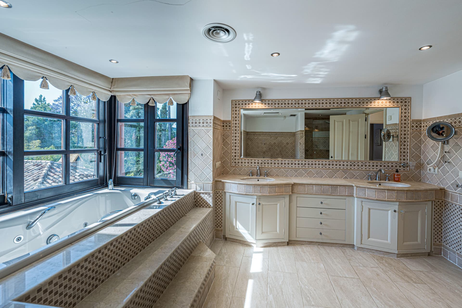 Elegant Andalusian Home with Golf Views in El Paraíso