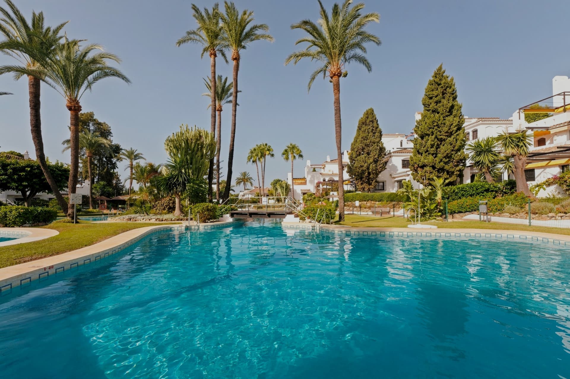 Bright apartment in Aldea Blanca, Nueva Andalucía, with open plan living and a west facing terrace overlooking the pool area. Gated community with 24 hour manned security, four pools and rentals permitted.