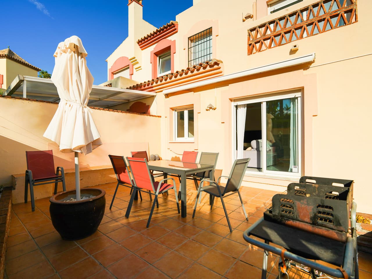 Este chalet pareado en Río Real, Marbella, con piscina privada y jardín cuidado, ofrece 250 m² construidos en una parcel