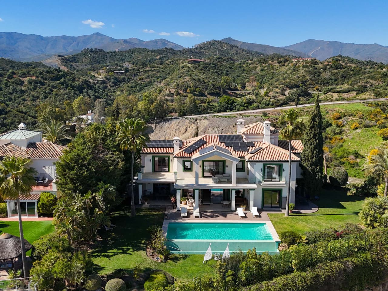 Esta excepcional villa de lujo en Estepona Hills se ofrece a la venta, combinando un espacio generoso, un diseño refinad