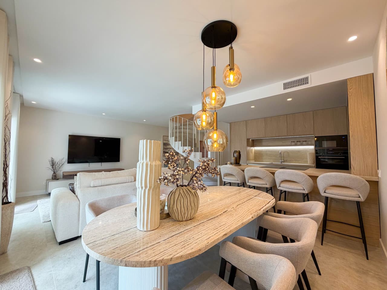 Este impresionante dúplex reformado en Aloha Gardens, Nueva Andalucía, Marbella, ofrece dos plazas de parking y acceso a