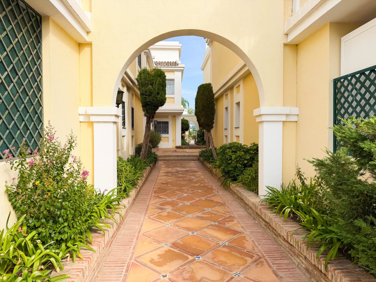 This impressive renovated duplex in Aloha Gardens, Nueva Andalucía, Marbella, offers two parking spaces and access to th