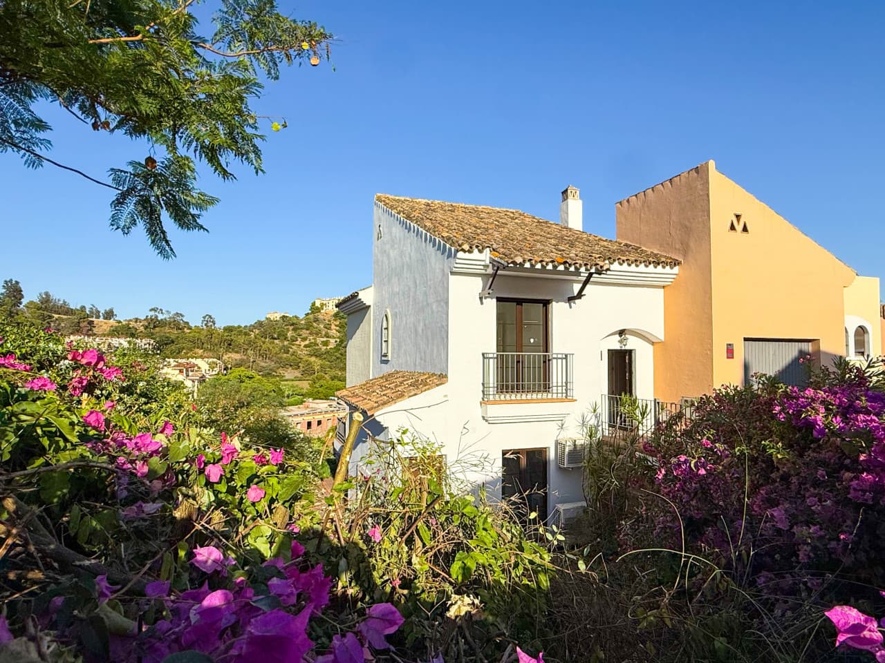 Esta elegante casa adosada está situada en la tranquila y exclusiva comunidad cerrada de Los Almendros, parte de la reco