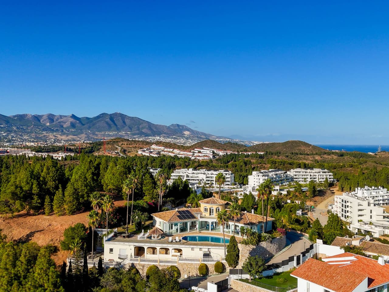 Esta excepcional villa andaluza en Mijas ofrece vistas panorámicas, ubicación privilegiada cerca de la playa y Chaparral