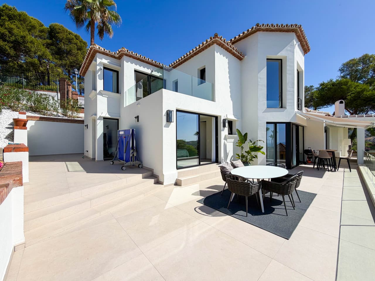 This exclusive luxury villa in Hacienda Las Chapas offers six spacious suites, total privacy, and breathtaking panoramic