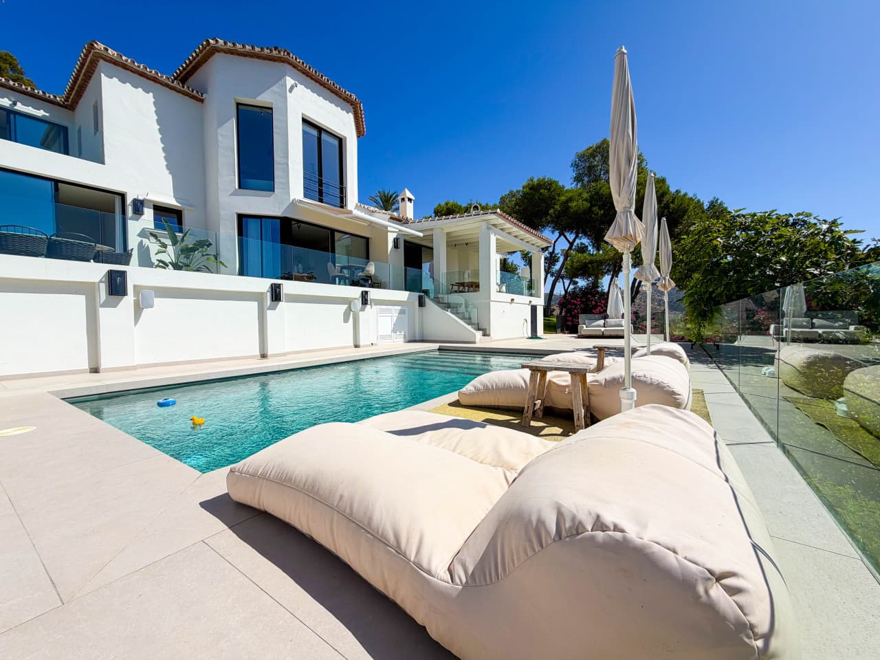 Esta exclusiva villa de lujo en Hacienda Las Chapas ofrece seis amplias suites, total privacidad y vistas panorámicas im