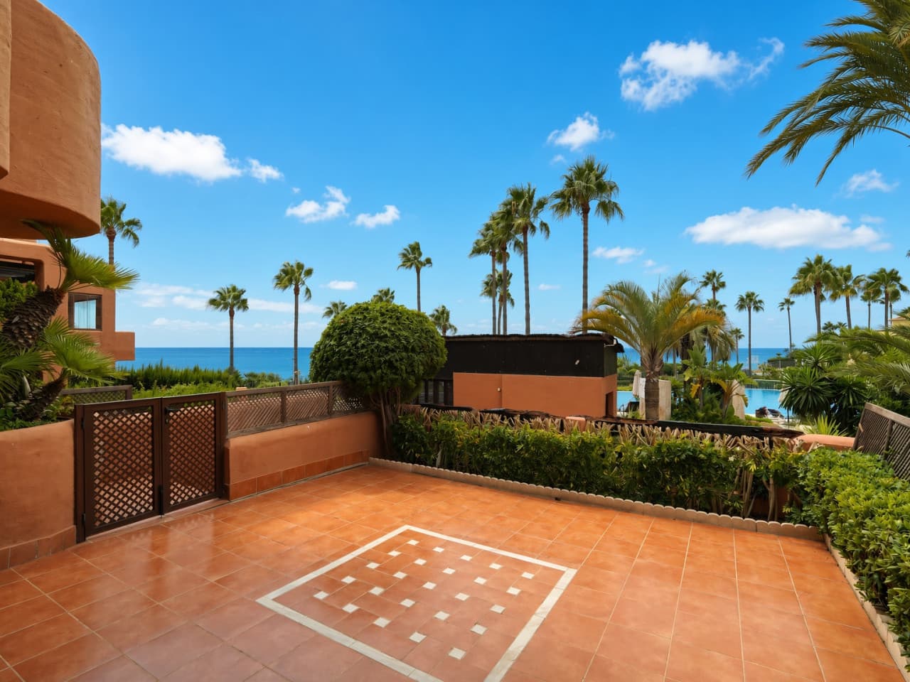 Este precioso apartamento está situado en primera línea de playa, en una urbanización muy tranquila, con fantásticas vis