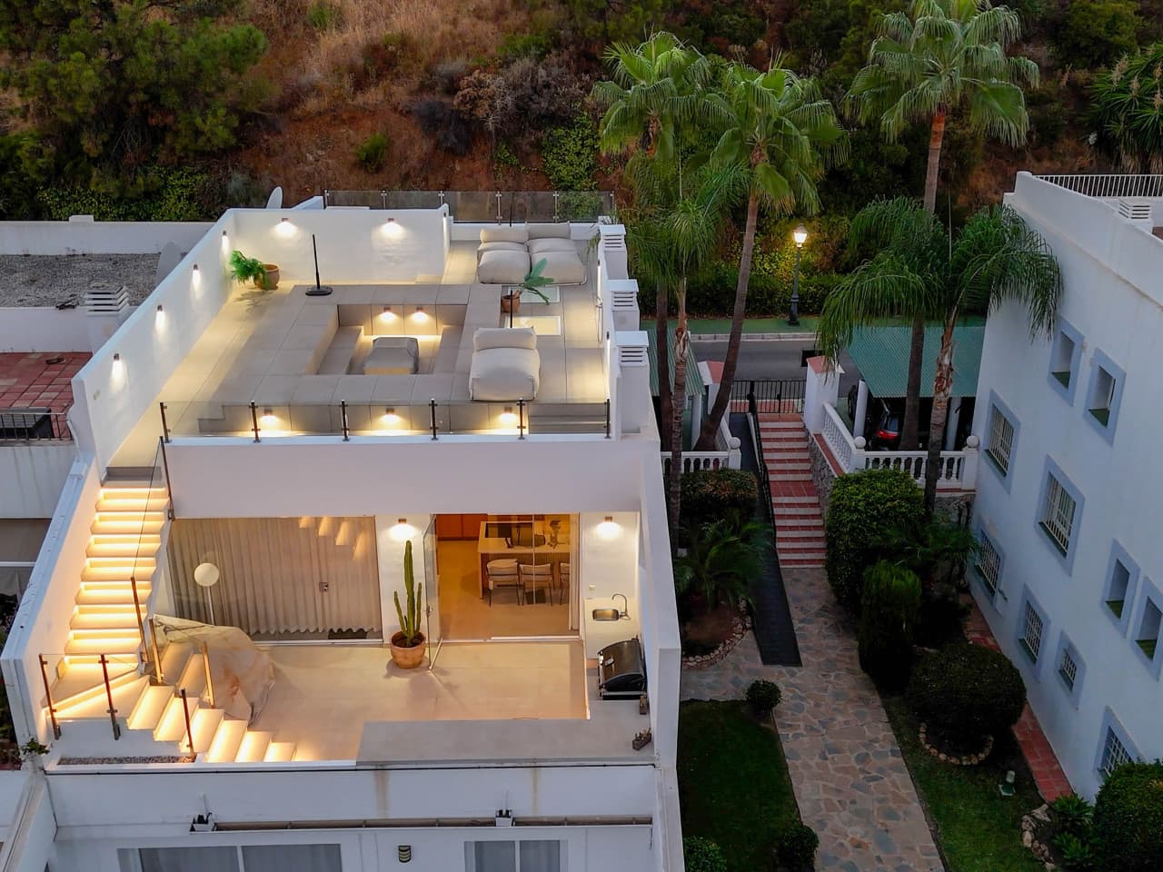 This corner penthouse in Marbella offers a unique experience with 2 bedrooms, 2 bathrooms, a large terrace and private r