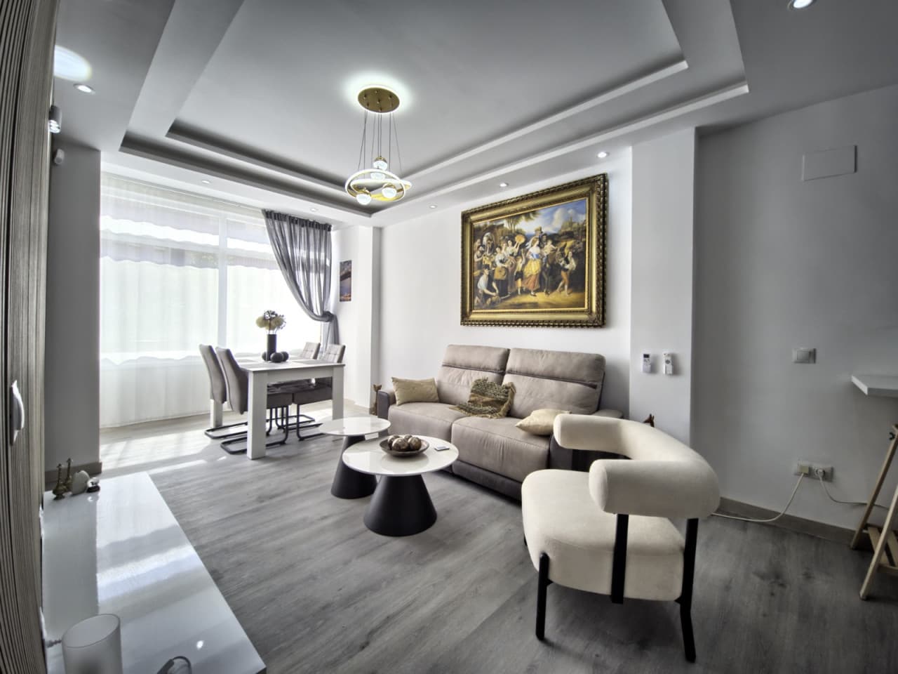 This renovated apartment in the heart of Marbella offers a privileged location with views of the garden and pool, just 2