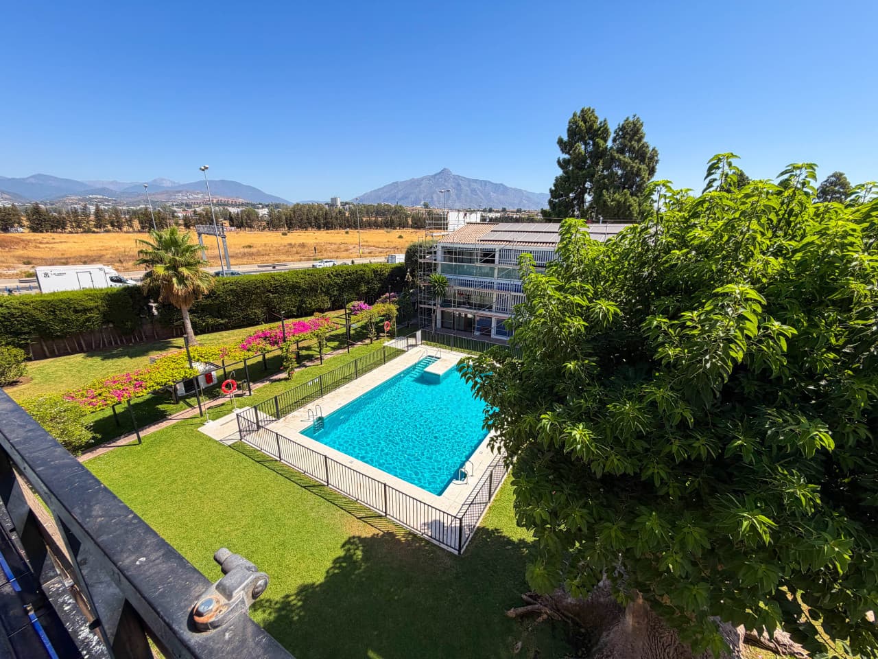 Este piso en Cortijo Blanco, cerca de Puerto Banús, ofrece una combinación única de comodidad y ubicación con piscina, j