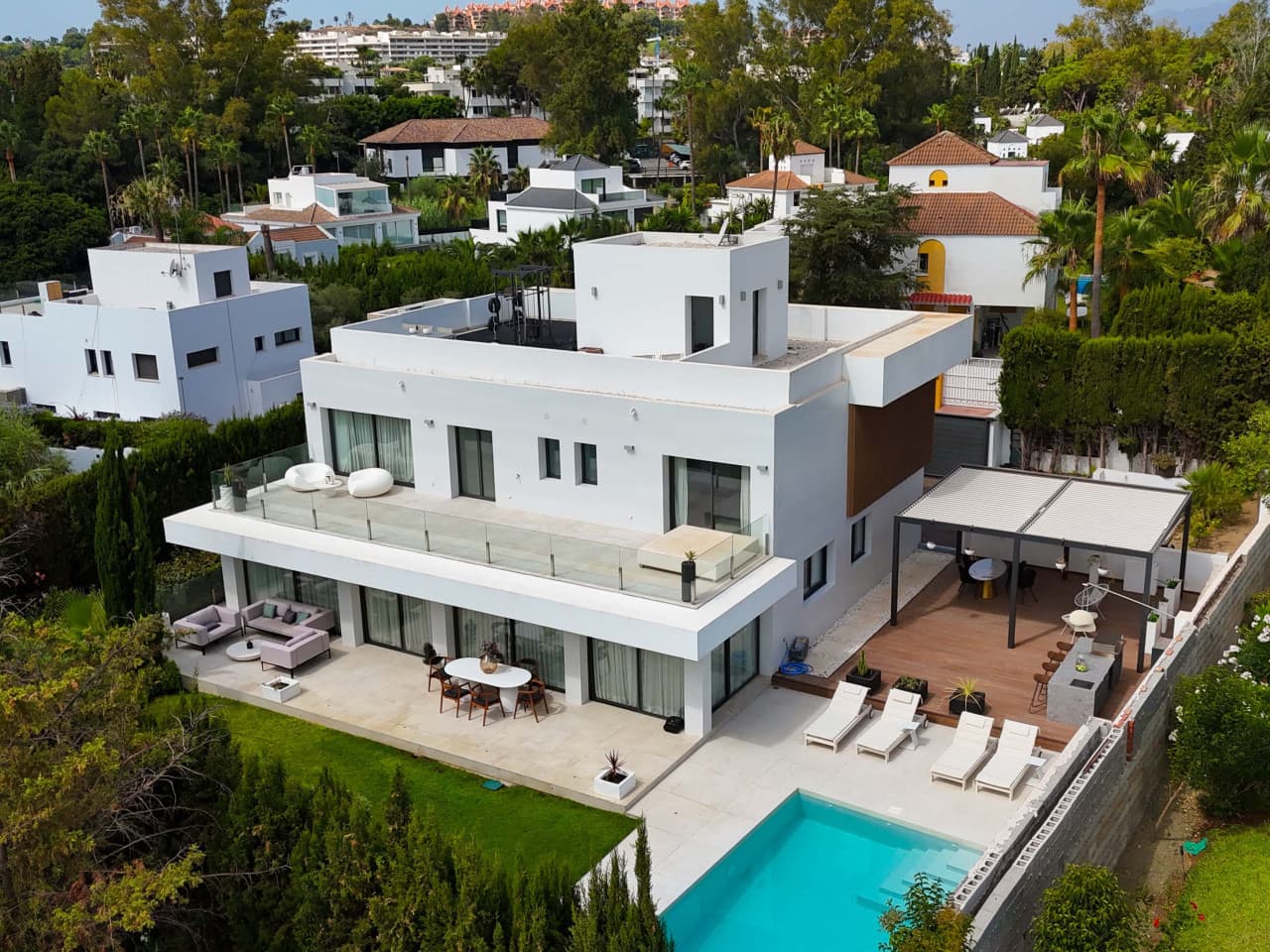 Esta villa moderna renovada en Nueva Andalucía cuenta con una piscina privada, cinco dormitorios y una terraza con impre