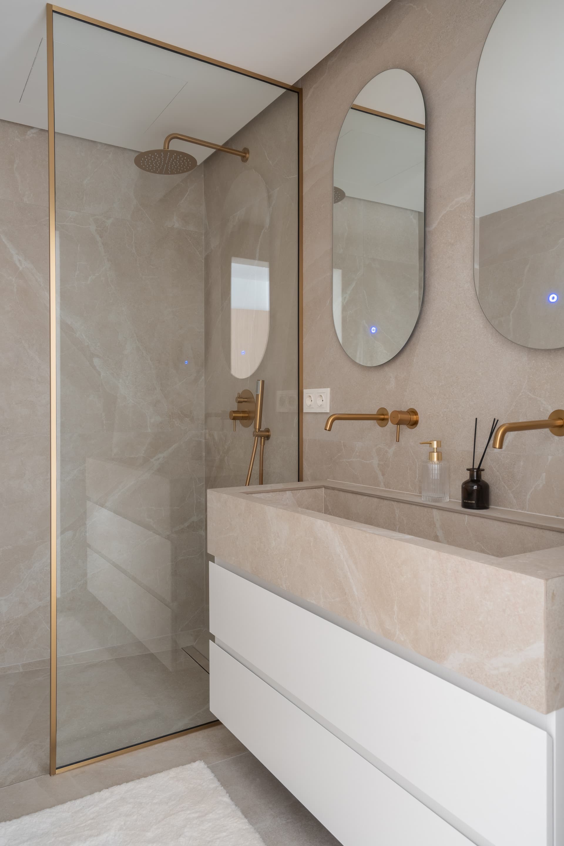 Beautifully refurbished 4 bedroom townhouse in the heart of Nueva Andalucía