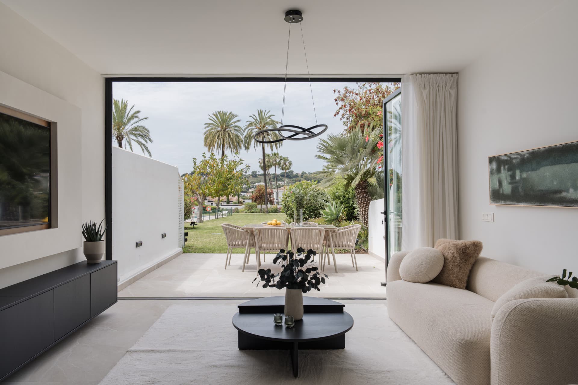 Beautifully refurbished 4 bedroom townhouse in the heart of Nueva Andalucía