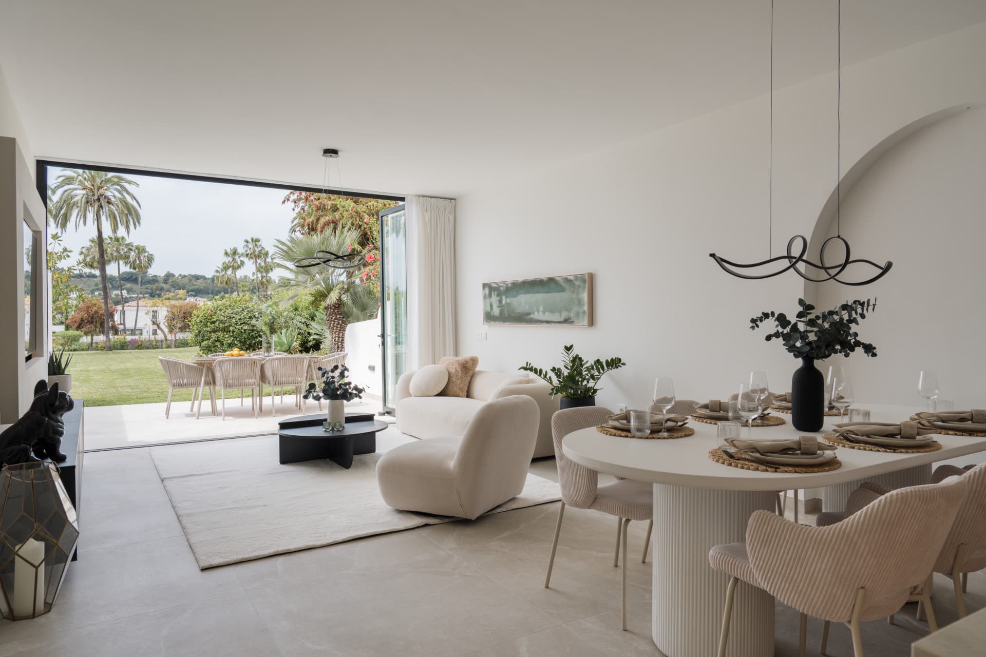 Beautifully refurbished 4 bedroom townhouse in the heart of Nueva Andalucía