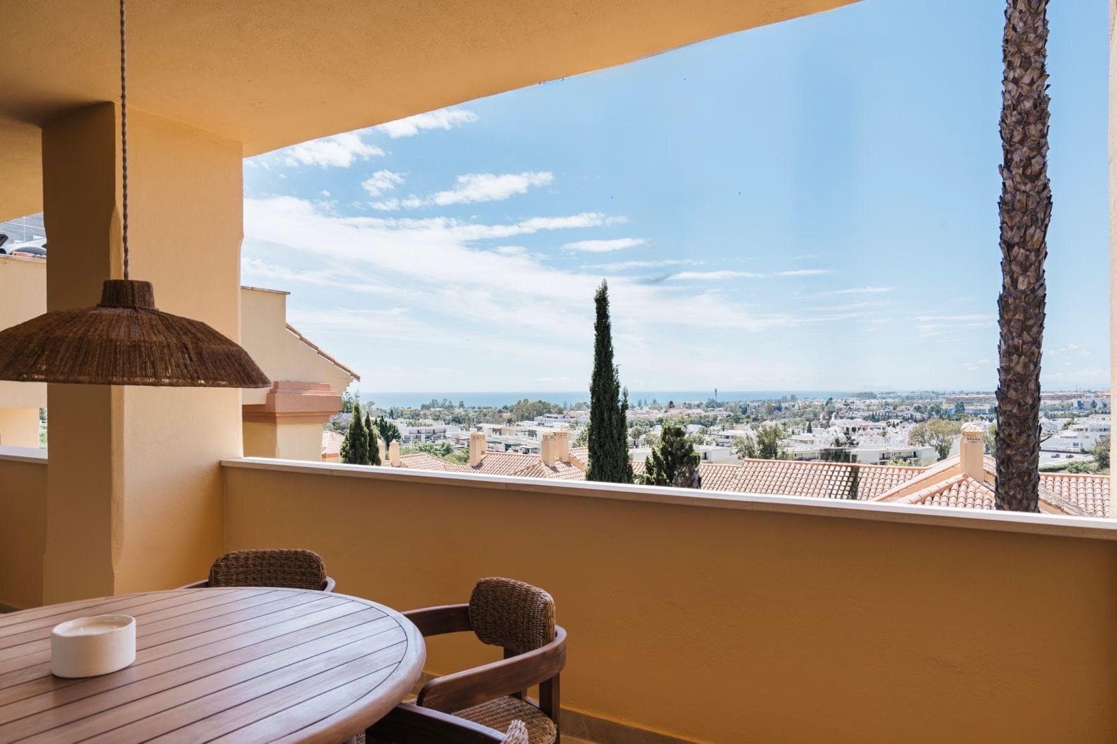 Stunning sea view apartment in Cumbres del Rodeo, Nueva Andalucia.
