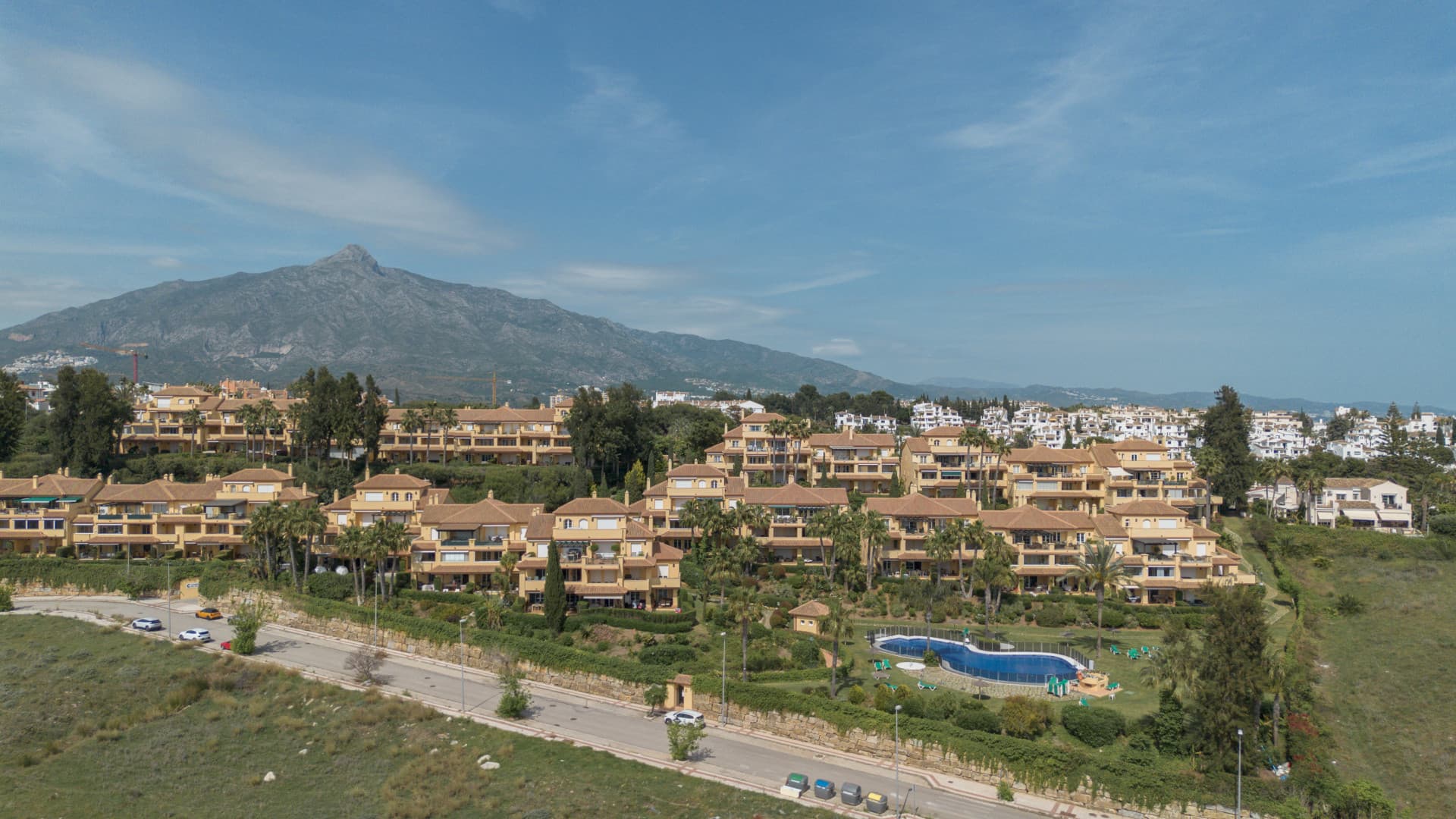 Stunning sea view apartment in Cumbres del Rodeo, Nueva Andalucia.