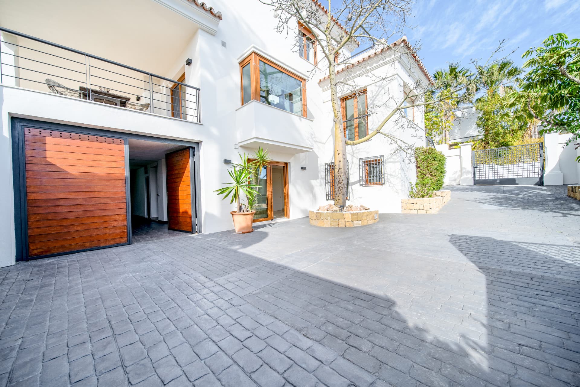 Family Villa with Sea Views in Nueva Atalaya, Benahavís